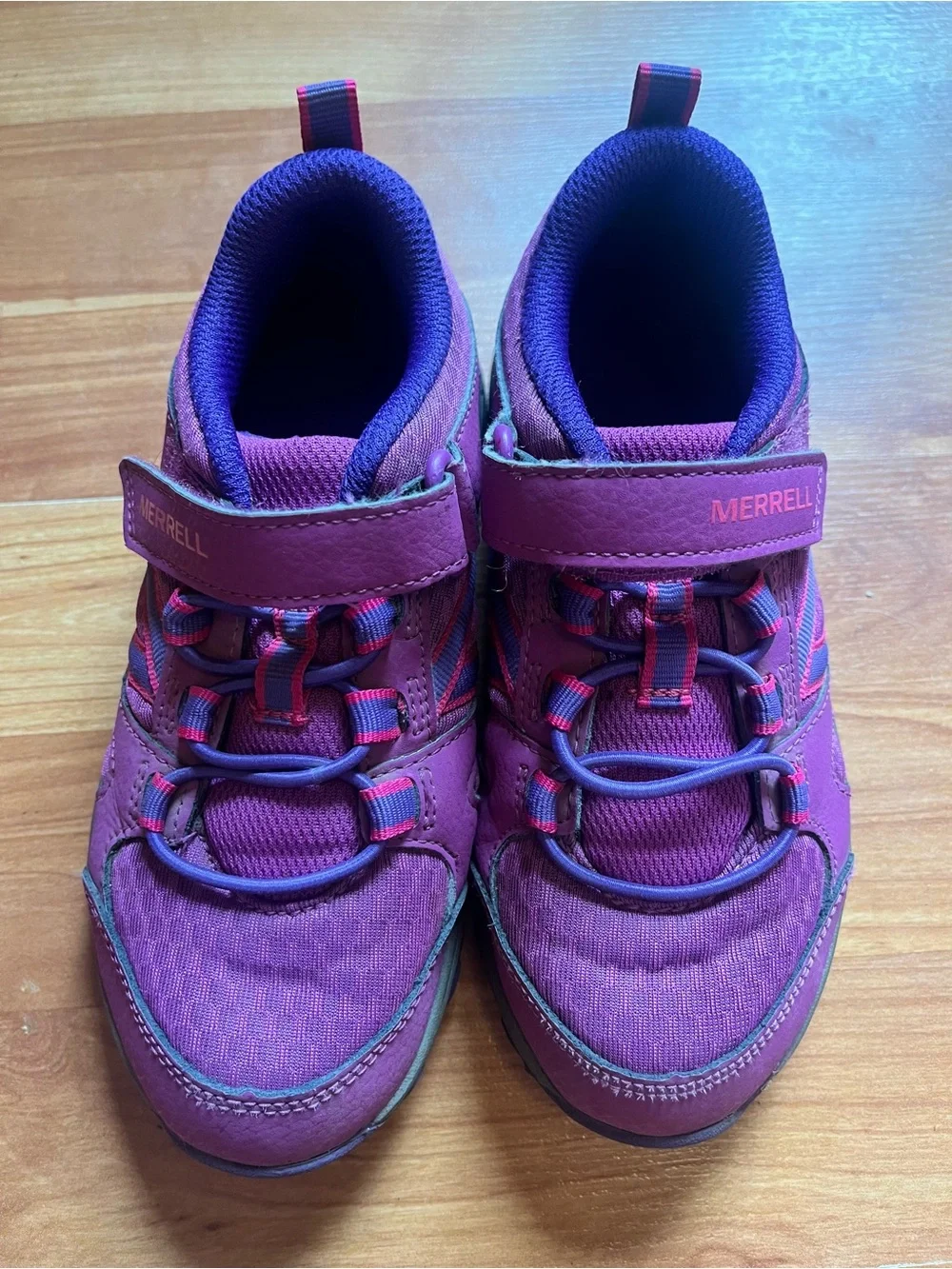 Merrel Girls Outback Low Hiking Sneaker in Purple